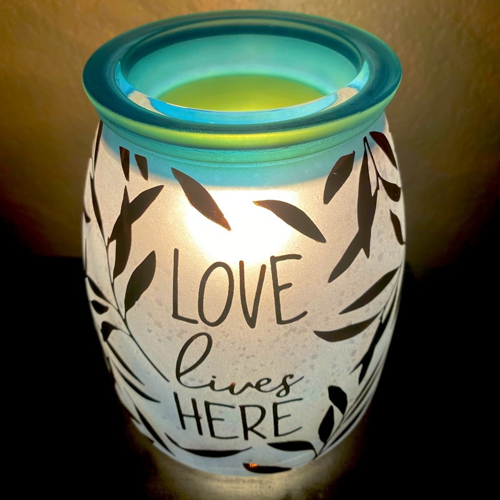 COPY - Love lives here Scentsy warmer